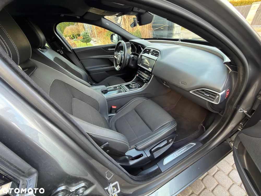 Jaguar XE 2.0 T R-Sport - 10