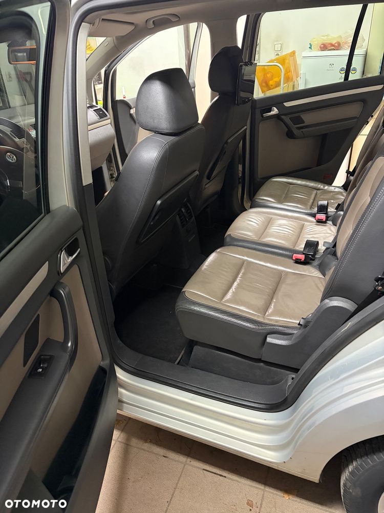 Volkswagen Touran 2.0 TDI DPF Highline - 16