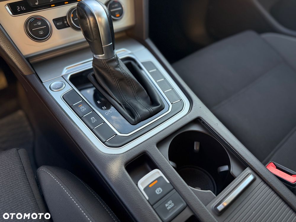 Volkswagen Passat - 16