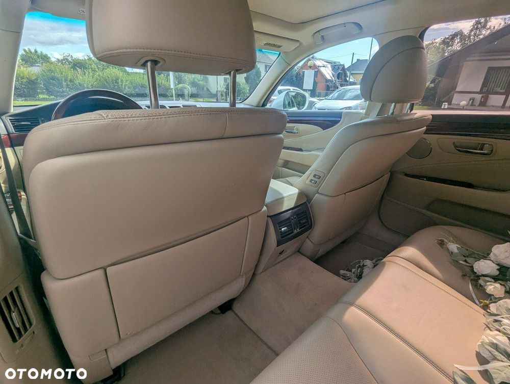Lexus LS 460 AWD - 38