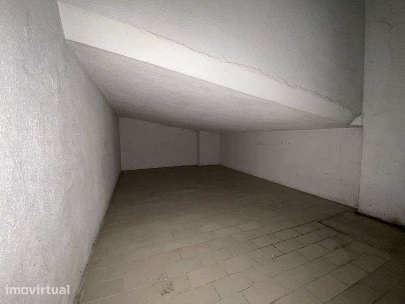 Garagem para carro pequeno / Arrecadação no centro de Massamá - Grande imagem: 4/4
