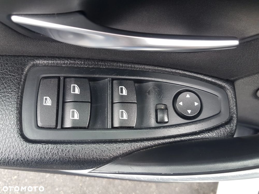 BMW Seria 3 330d xDrive Sport-Aut Sport Line - 29