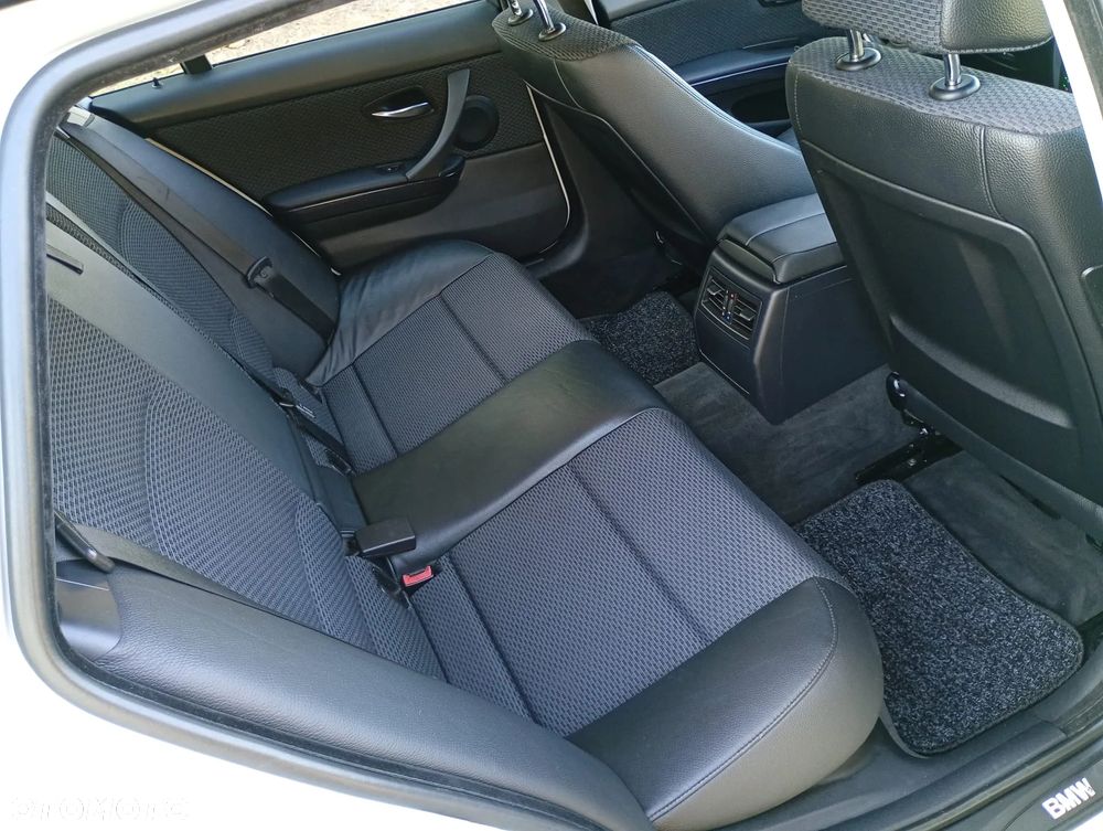 BMW Seria 3 320d xDrive DPF Touring - 29