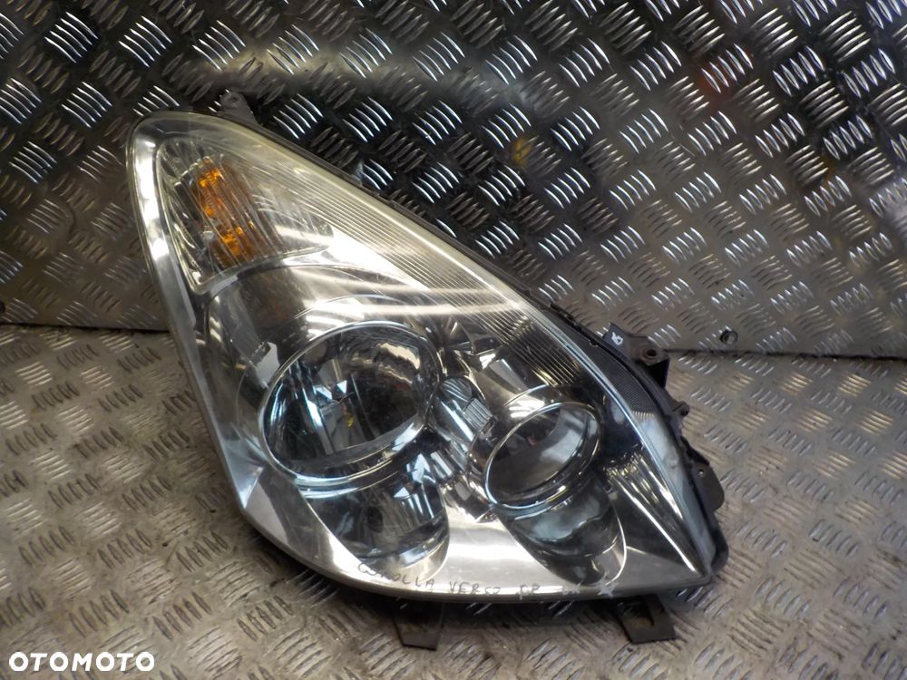 TOYOTA COROLLA VERSO  LAMPA PRAWA PRZÓD UK