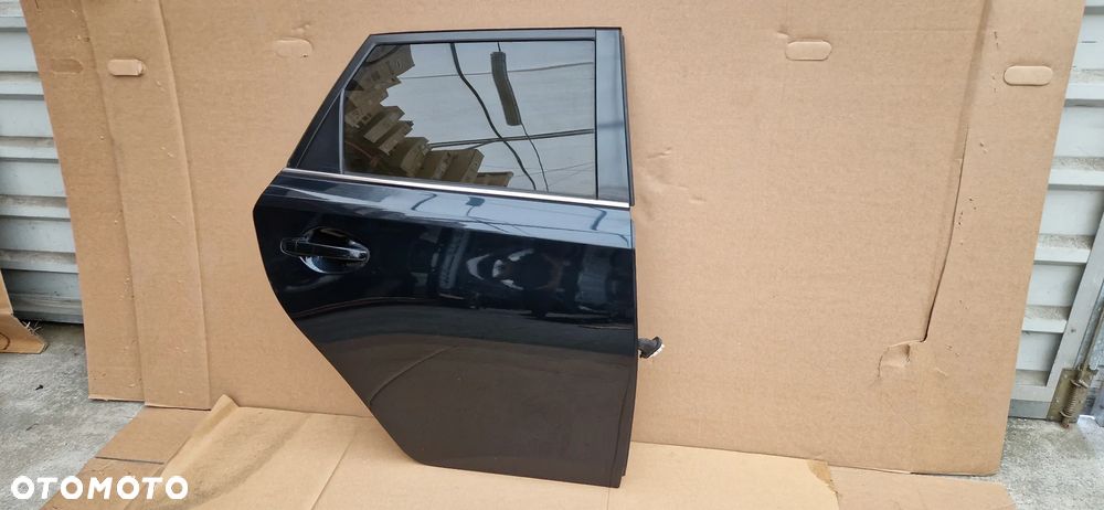 TOYOTA AURIS II KOMBI DRZWI PRAWY TYŁ TYLNE KOLOR 1H2 DEMONTAŻ