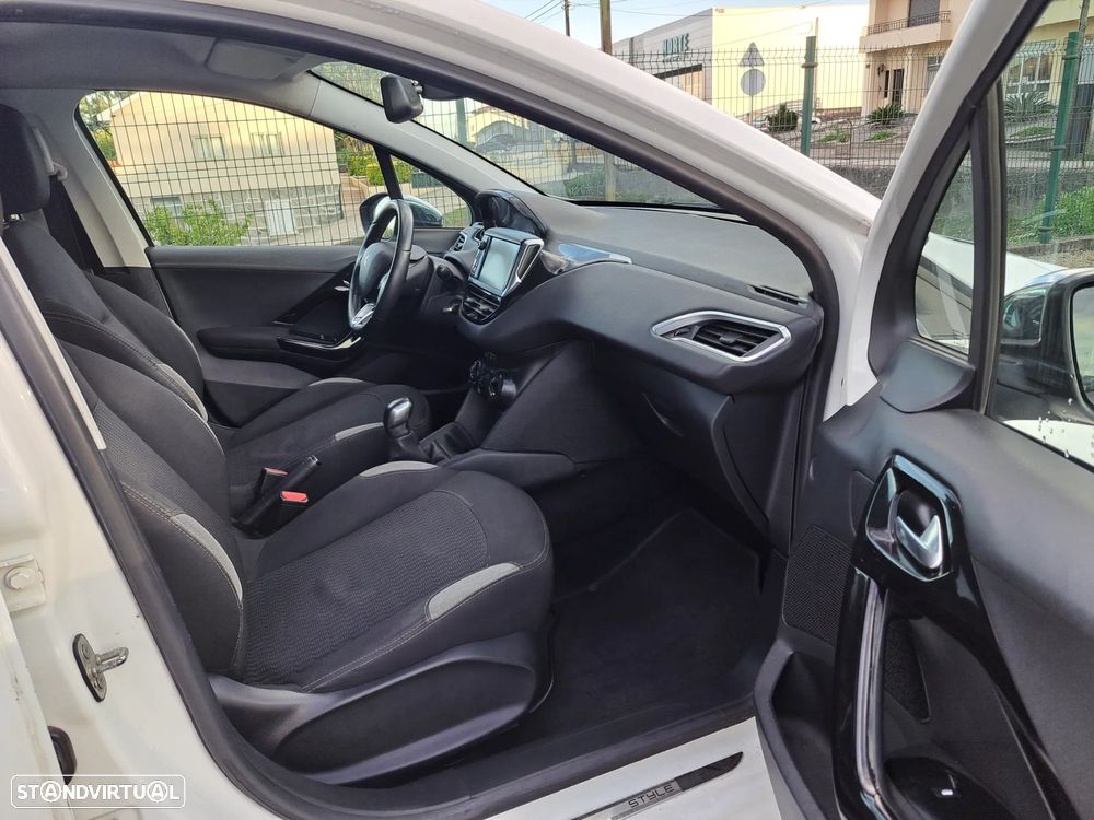 Peugeot 208 1.2 VTi SE Style - 9