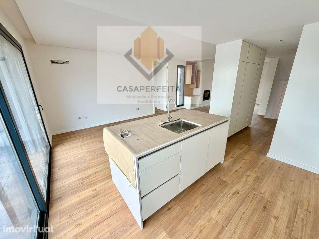 Moradia T3+1 com Terraço e Piscina - a 1000 metros da Praia da Mada... - Grande imagem: 5/14