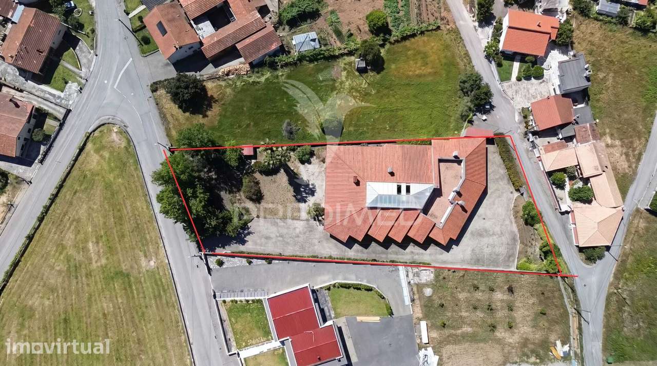 Moradia Térrea de Prestígio com Jardim Interior,  4 Suítes e Arquit... - Grande imagem: 2/33