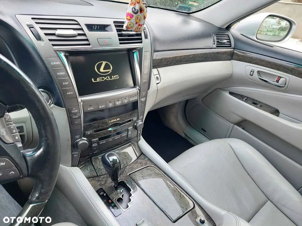 Lexus LS - 3