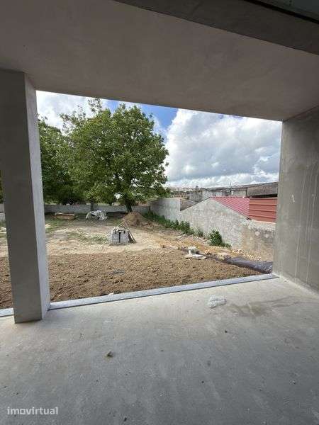 Moradia T4 geminada, térrea, com jardim e garagem em Condeixa-a-Nova - Grande imagem: 4/8