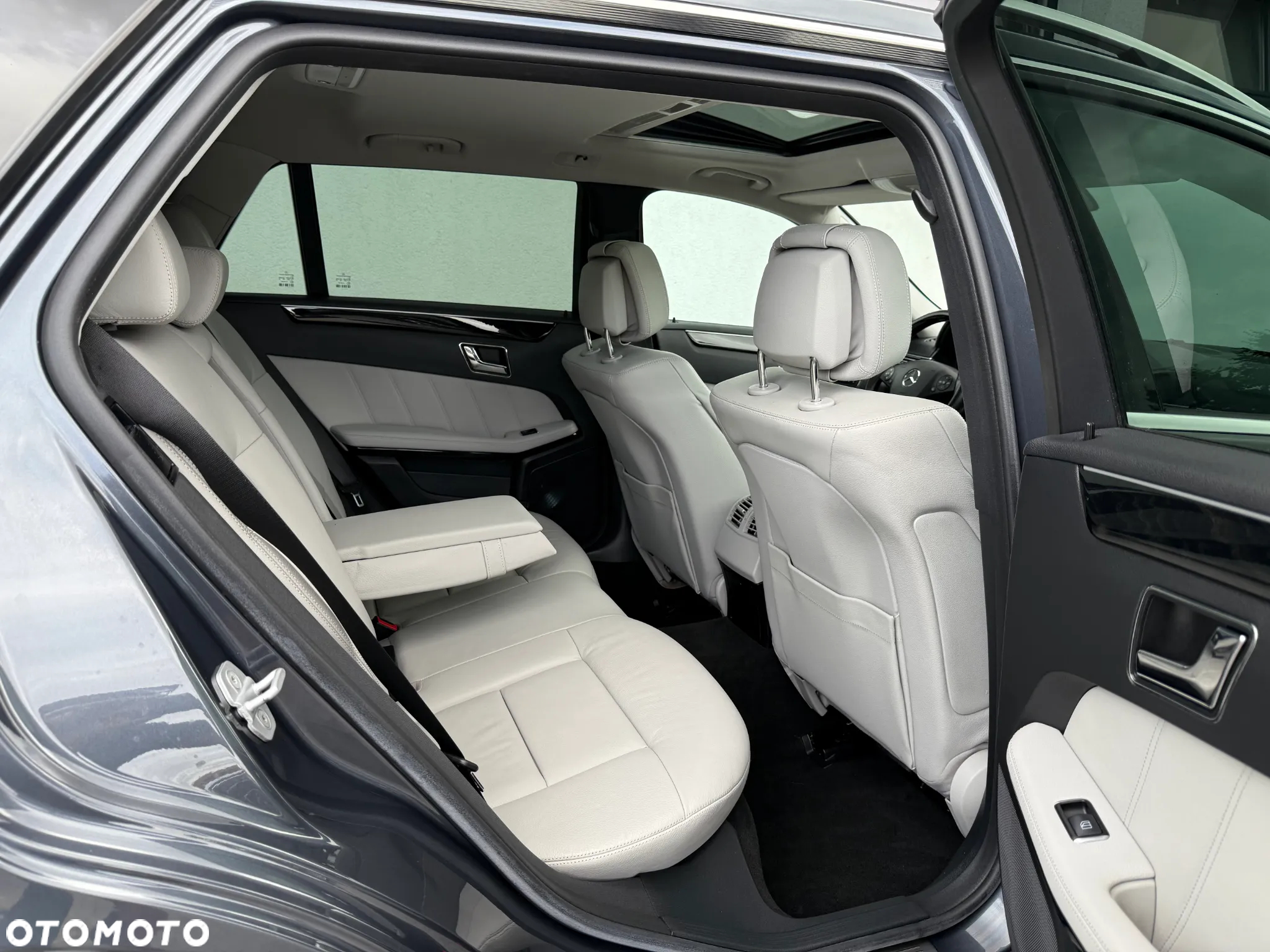 Mercedes-Benz Klasa E 350 T CDI DPF 4Matic BlueEFFICIENCY 7G-TRONIC - 22