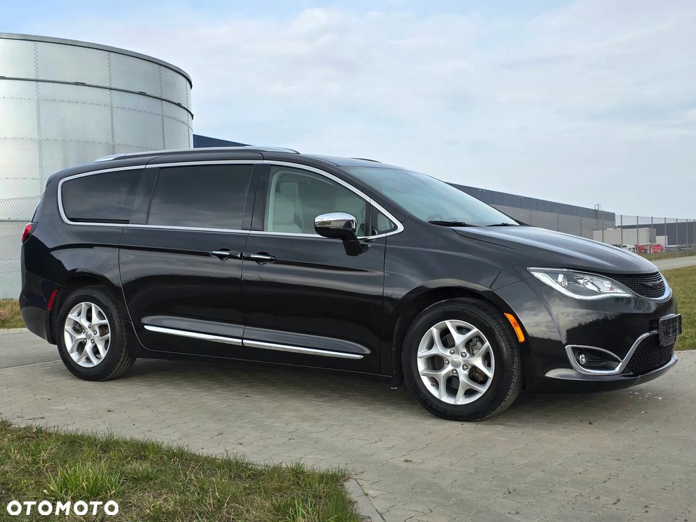 Chrysler Pacifica - 11