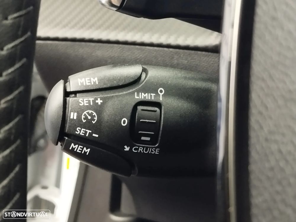 Peugeot 2008 1.2 PureTech Allure EAT8 - 23