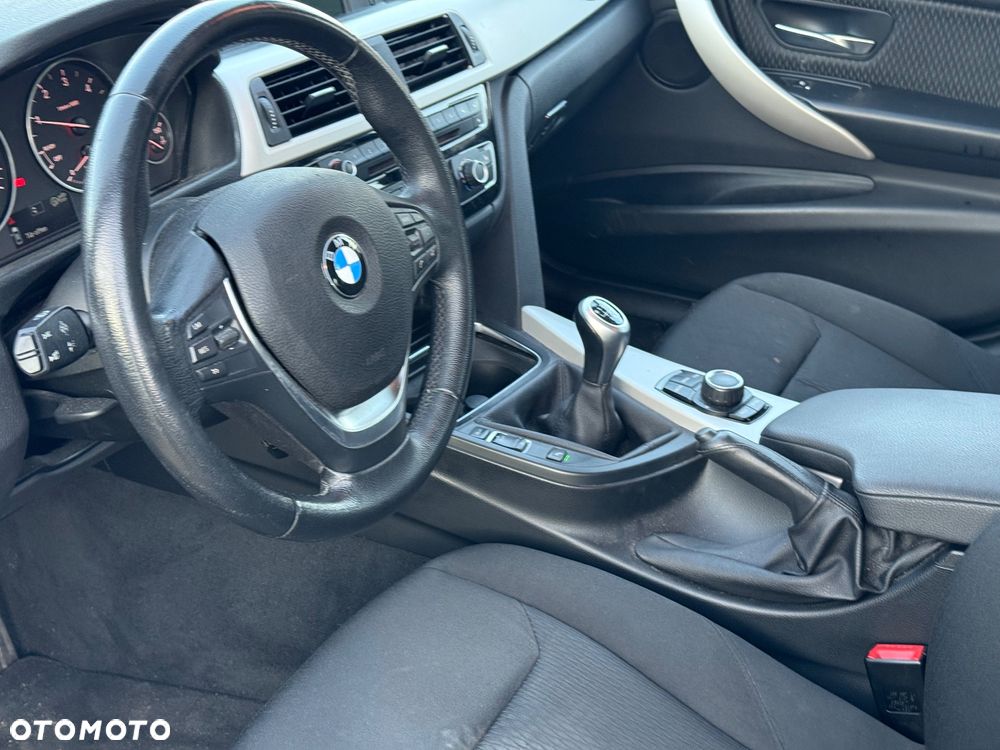 BMW Seria 3 318d Touring Advantage - 10