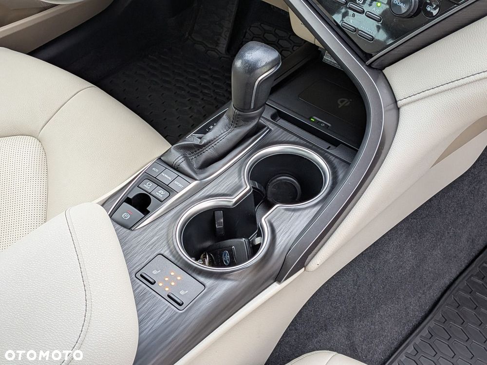 Toyota Camry 2.5 Hybrid Executive CVT - 24