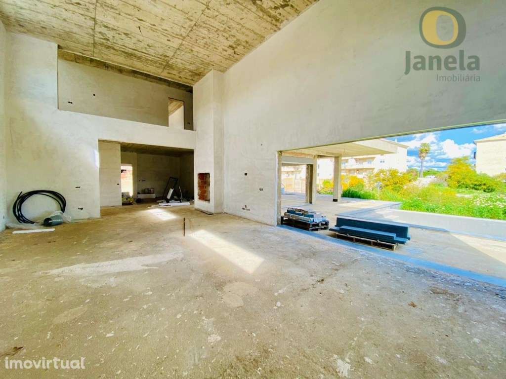 Moradia T4 com piscina, garagem para 8 carros, no Cerro Azul - Grande imagem: 2/24