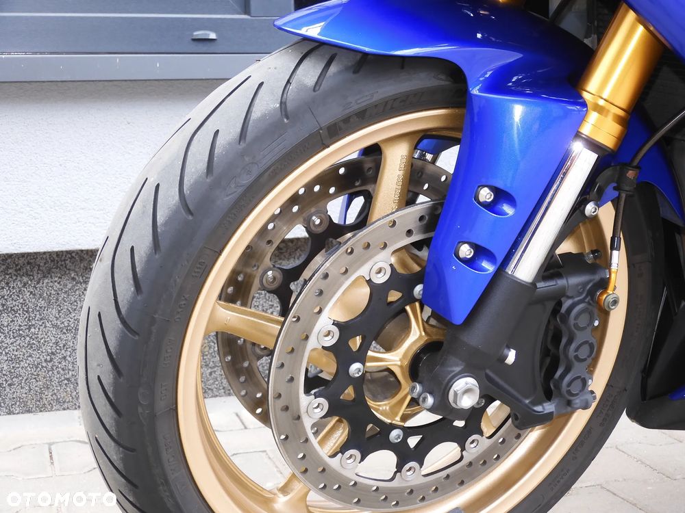 Yamaha R1 - 22