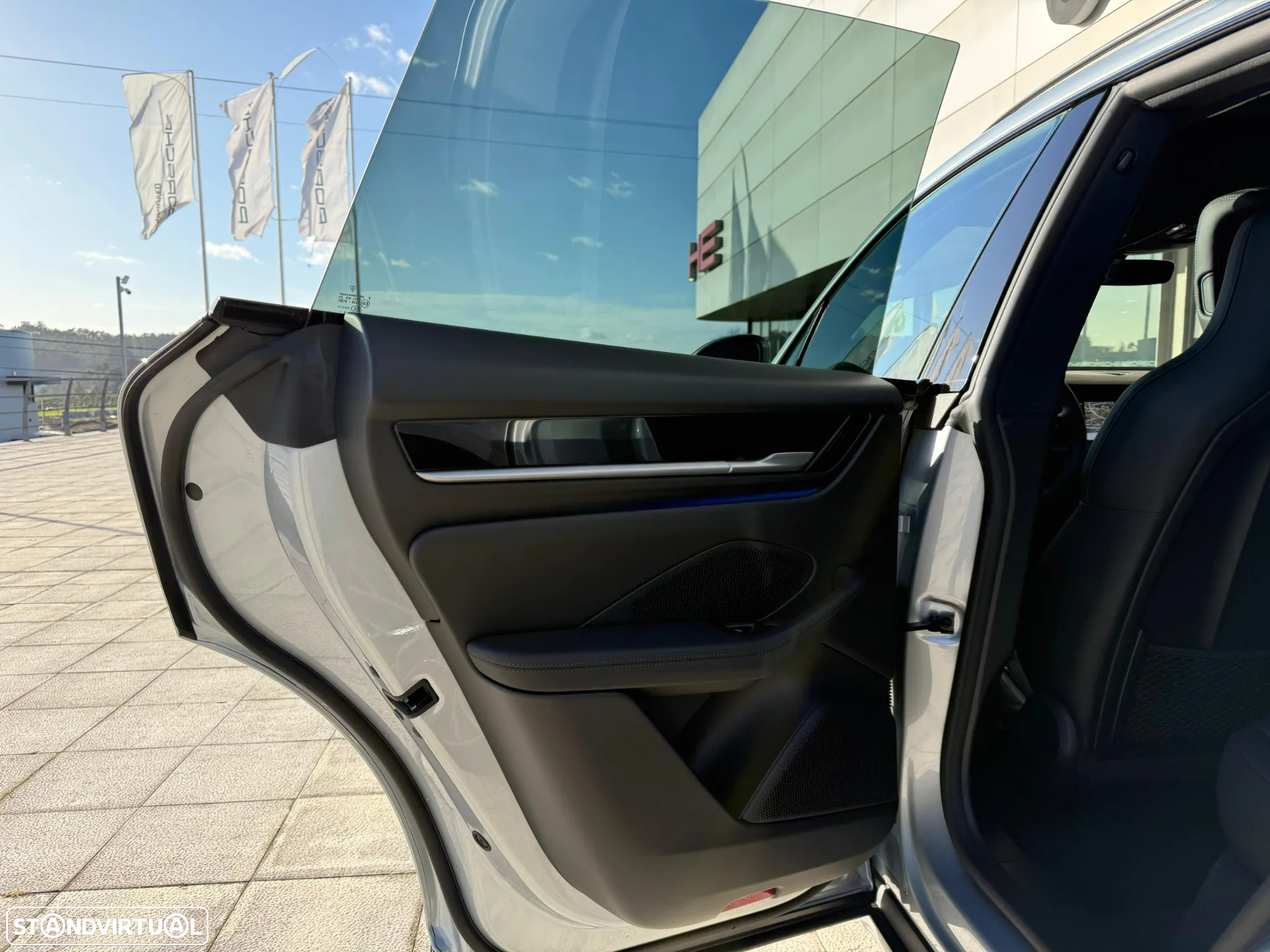 Porsche Macan Electric 4 - 18