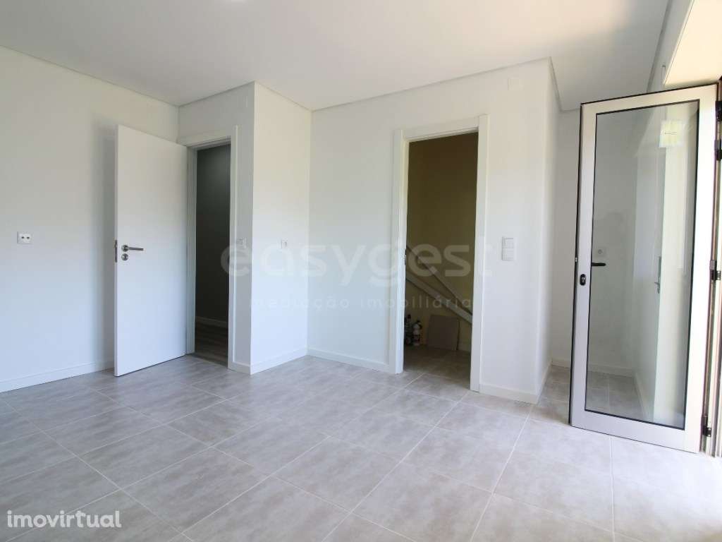 Apartamento T2 Remodelado, Elevador e Varanda próximo à Baía do Seixal - Grande imagem: 2/20