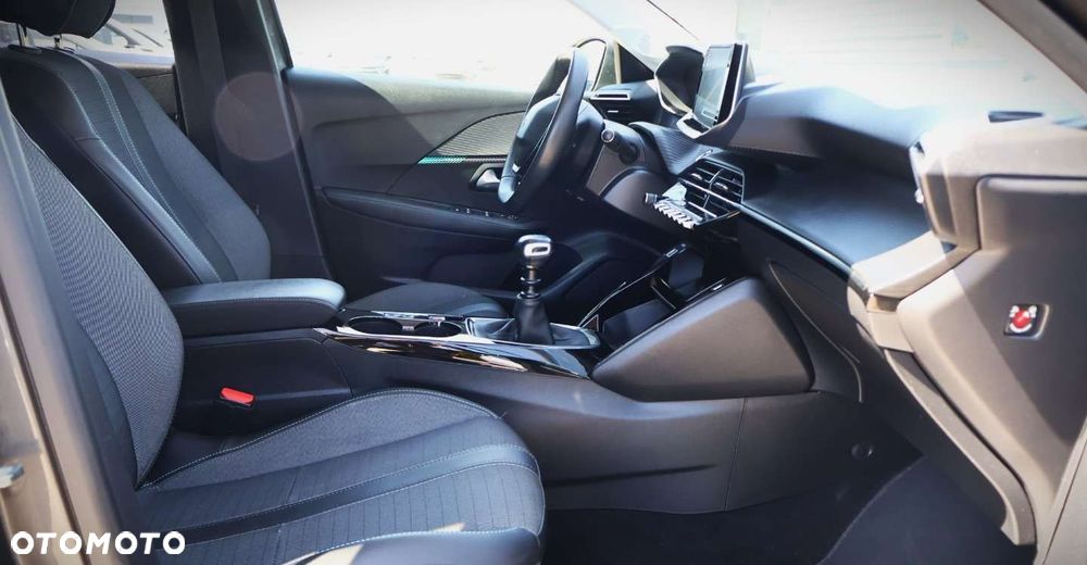 Peugeot 208 - 17