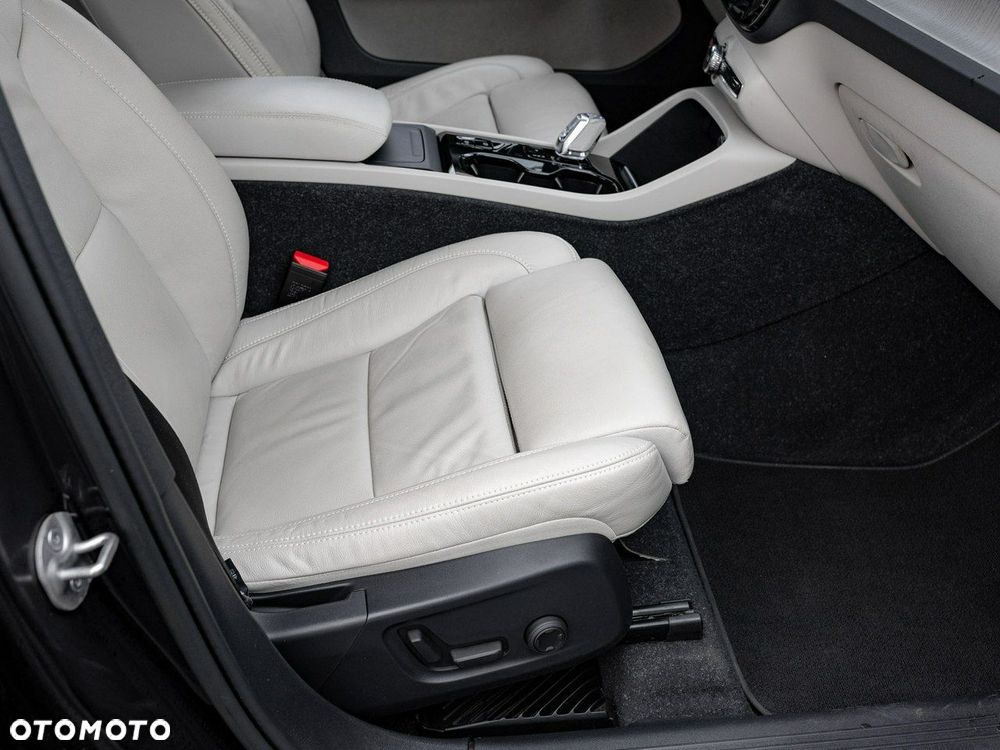 Volvo XC 40 B3 Plus Bright - 32
