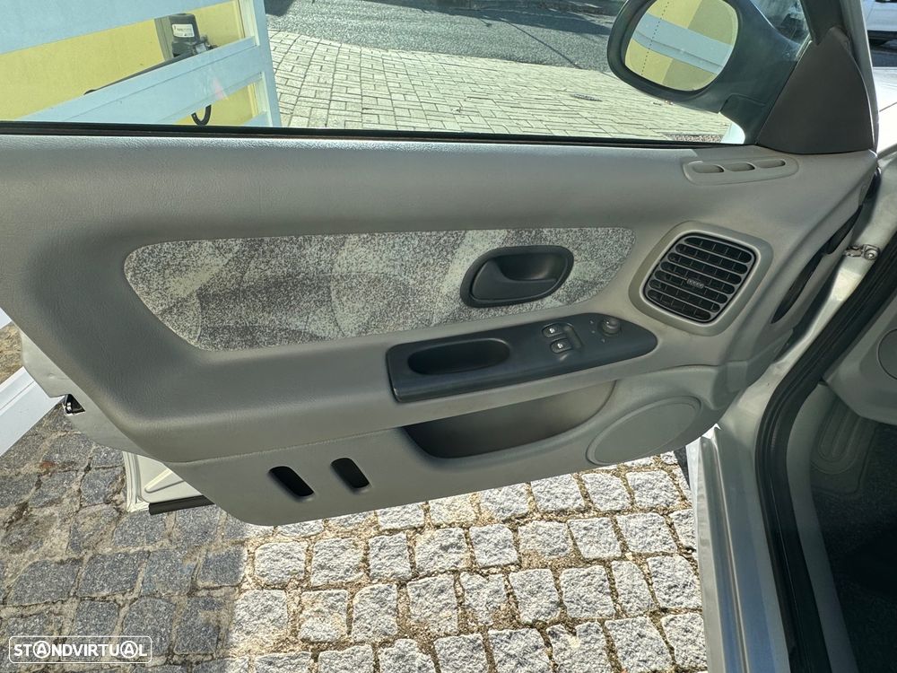 Renault Laguna 1.6 RXE - 25