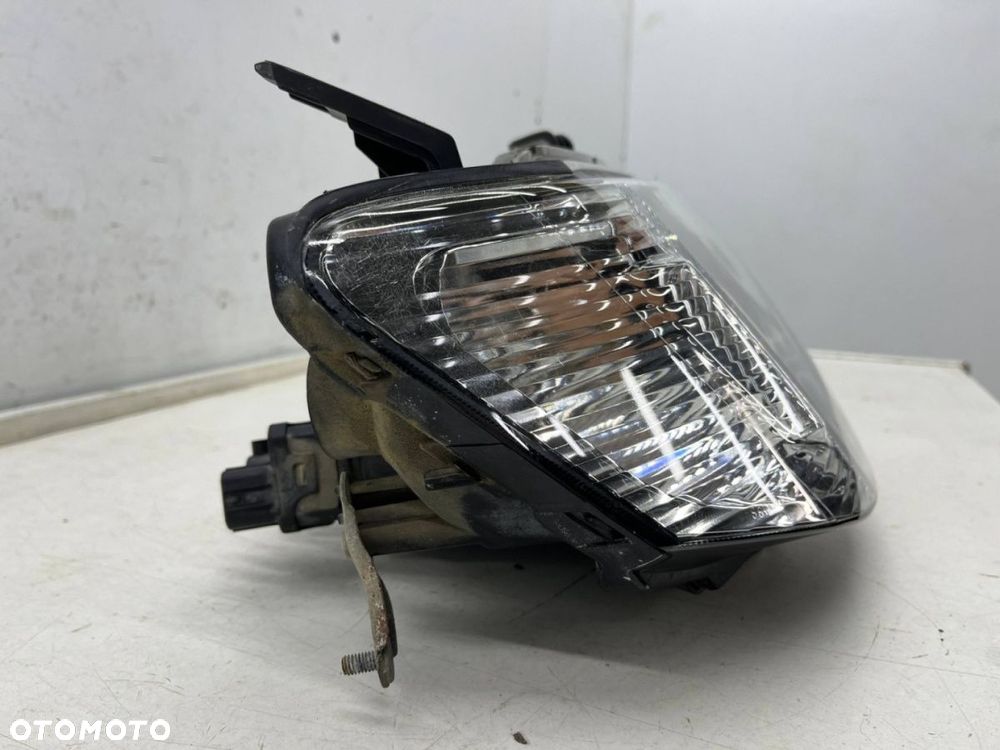 Lampa reflektor Mitsubishi L200 KA KB 05-10r. PRAWA przednia H4 oryginalna prawy przód EU 8301b462 - 2