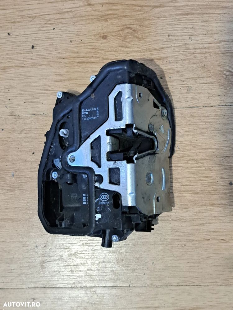 Broasca incuietoare usa dreapta fata, mufa cu 7 pini Original BMW E87+LCI F22+LCI E90+LCI F32+LCI E60+LCI E63+LCI E65 F01+LCI E84 E83+LCI F26 E70 E71 - 2