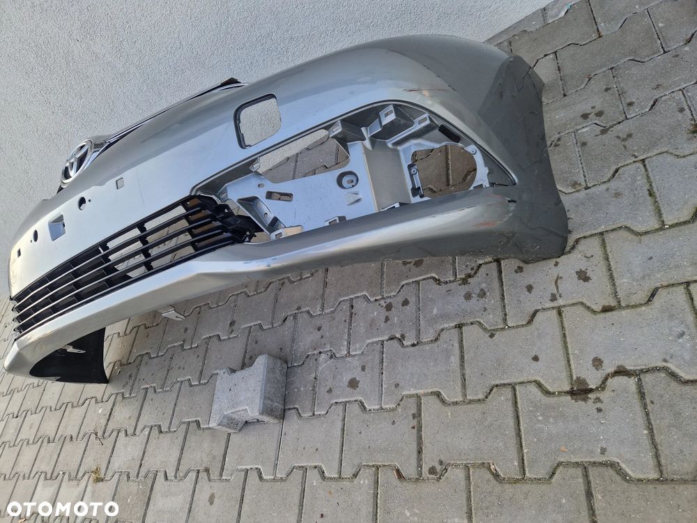 Zderzak Toyota Auris II lift 2015 - bez dziur - 10
