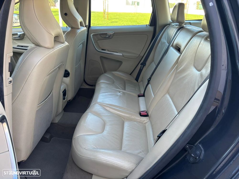 Volvo XC 60 2.0 D3 R-Design Geartronic - 42