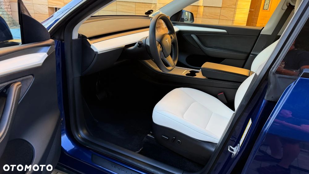 Tesla Model Y Long Range AWD - 16