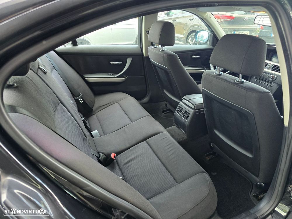 BMW 318 d Navigation Sport - 17