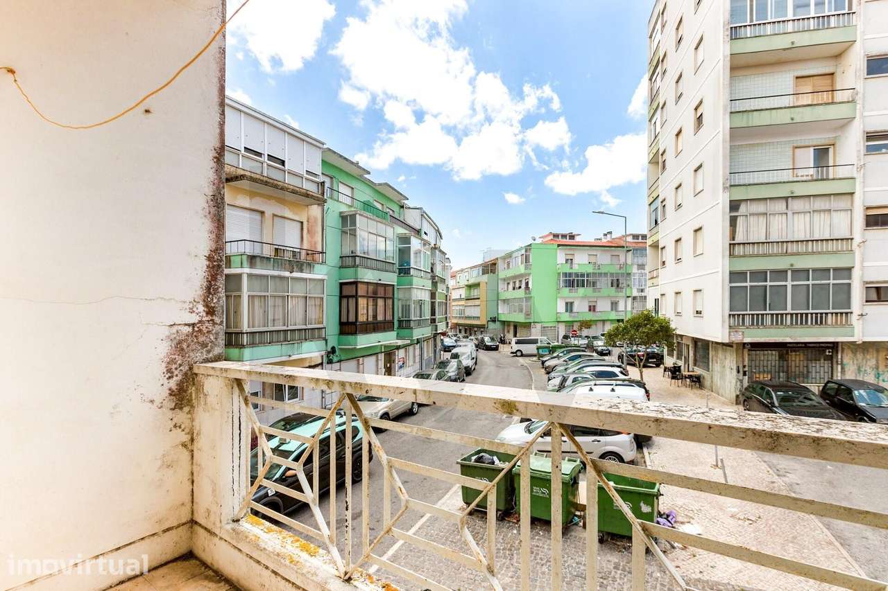 T4 com 79,81 m2 com áreas generosas e excelente potencial | Queluz - Grande imagem: 2/25