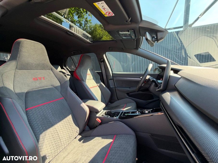 VOLKSWAGEN Golf 2025 — imagine 7