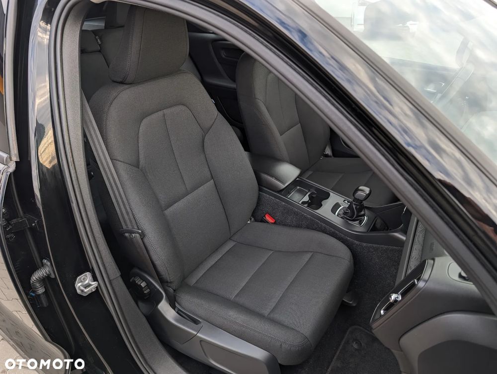 Volvo XC 40 T3 Momentum - 33