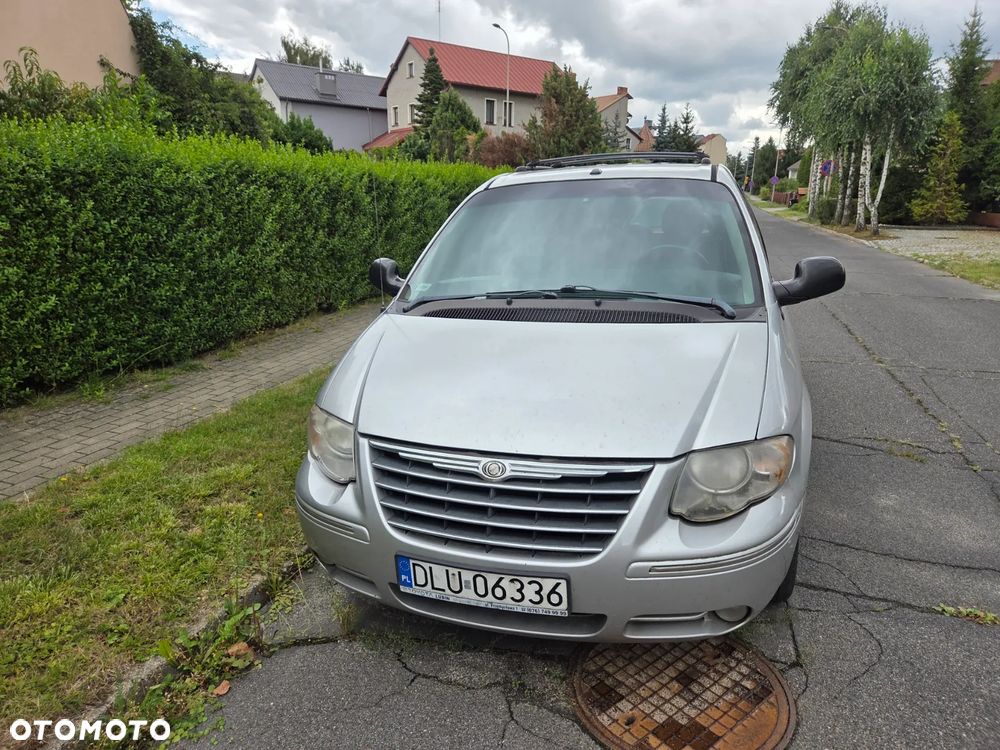 Chrysler Town & Country - 2