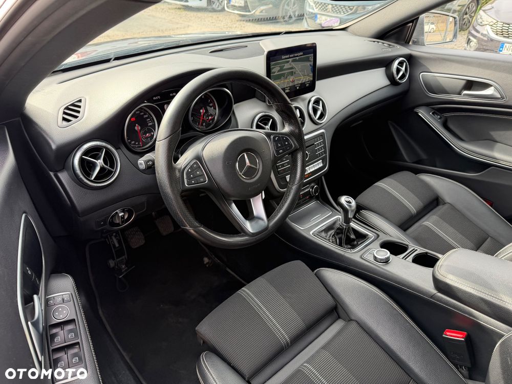 Mercedes-Benz CLA 180 Urban - 37