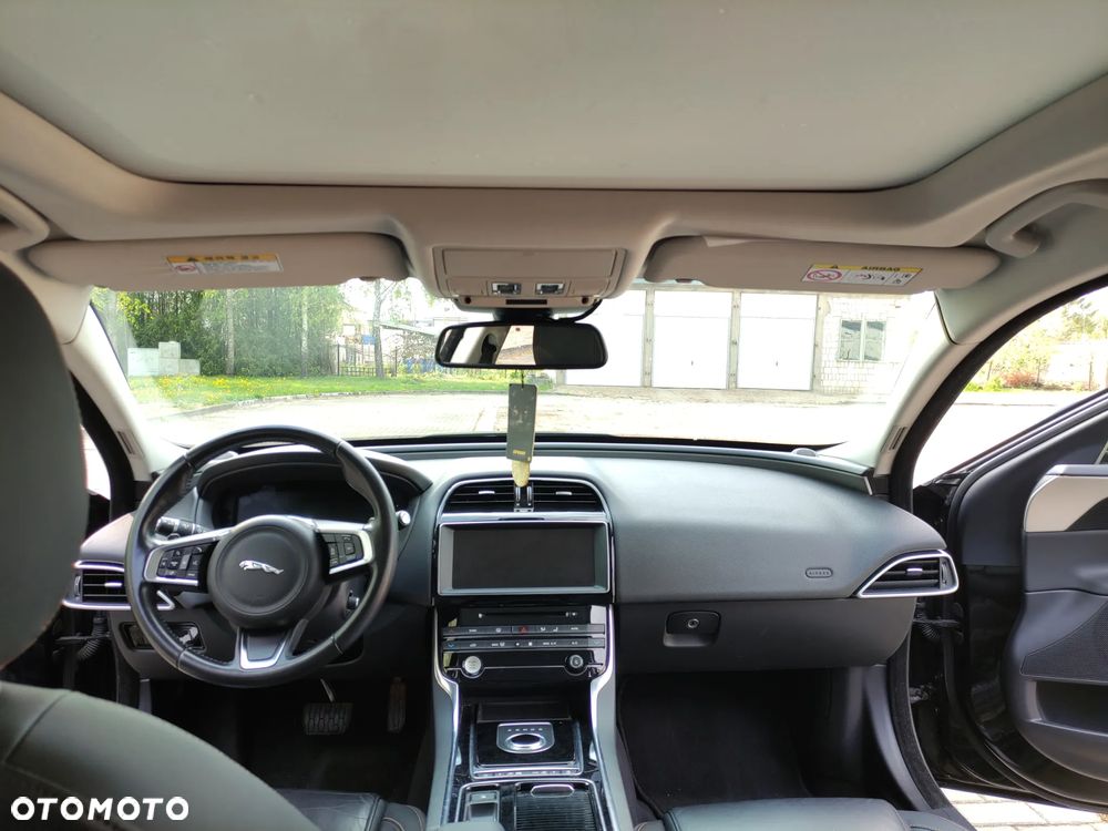 Jaguar XE 2.0 D Prestige - 15