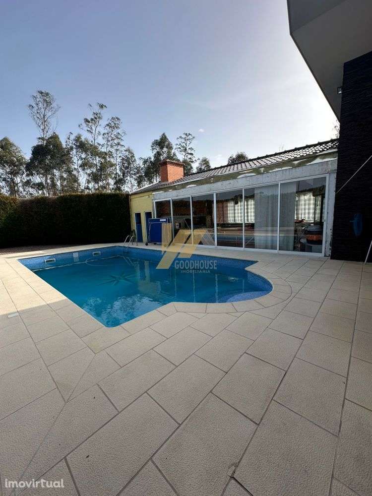Moradia com piscina, balneários e sala de convívios - Grande imagem: 3/31