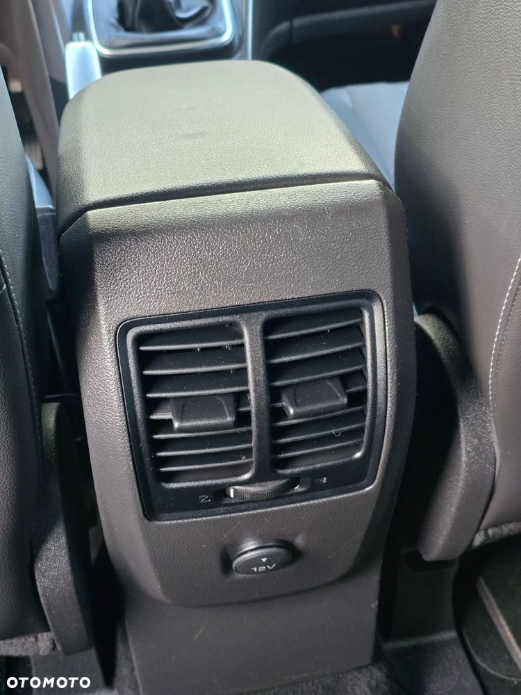 Ford Kuga 2.0 TDCi 2x4 Titanium - 40