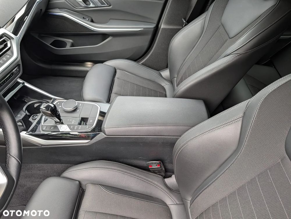 BMW Seria 3 330d xDrive MHEV - 33