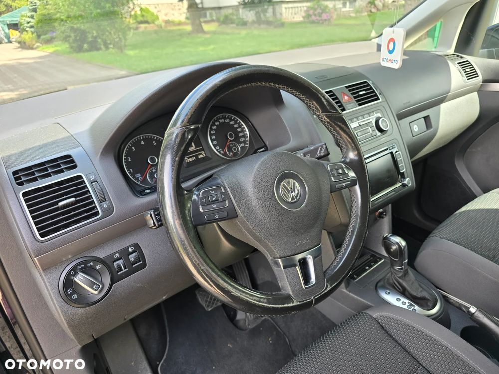 Volkswagen Touran - 12