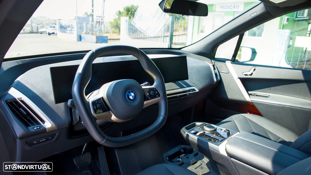 BMW iX xDrive 40 — fotografia 11