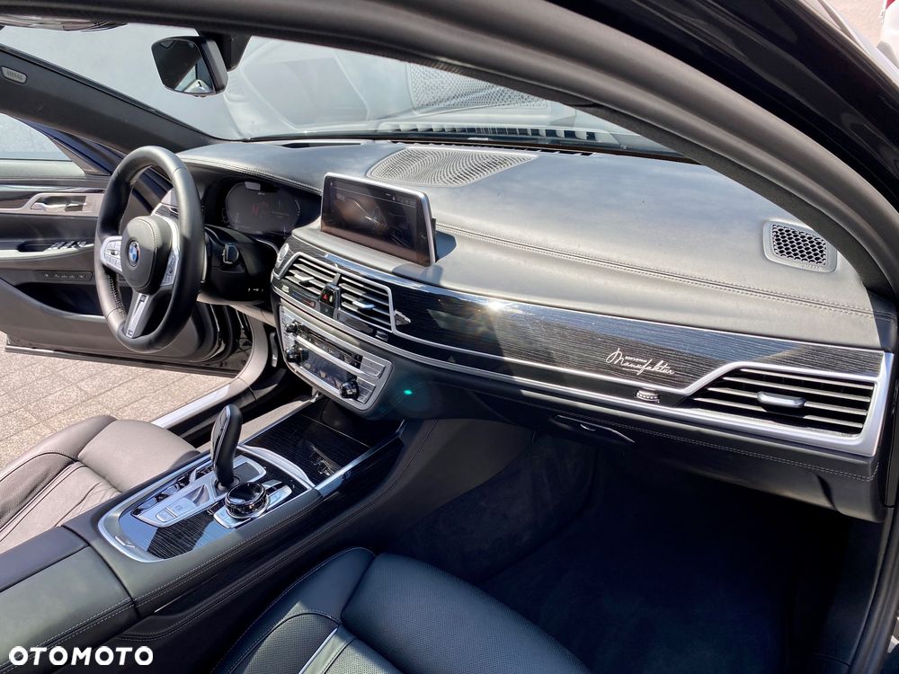 BMW Seria 7 745e sport - 26