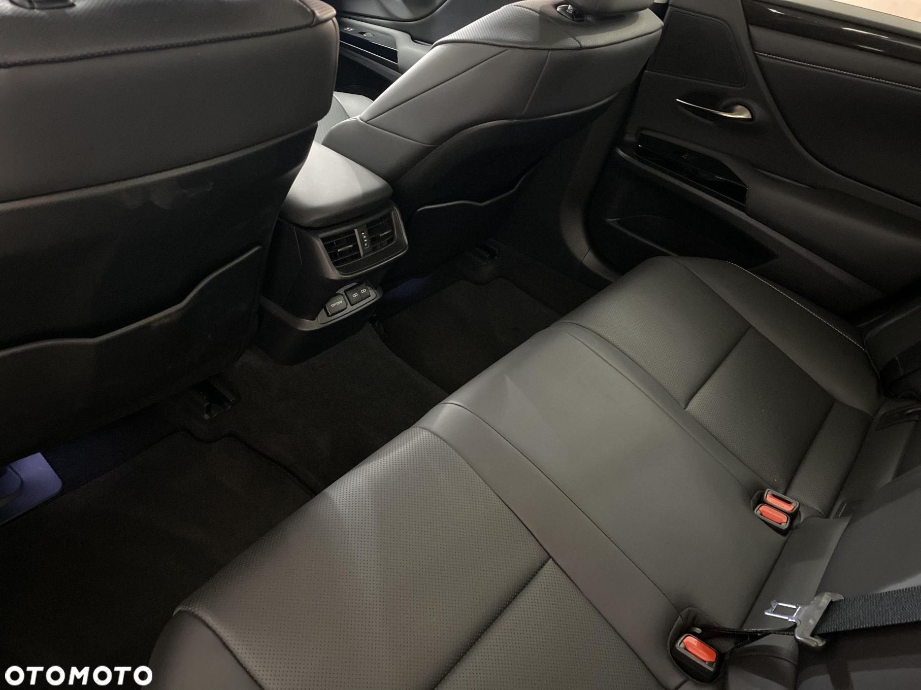 Lexus ES 300h Business Edition - 10