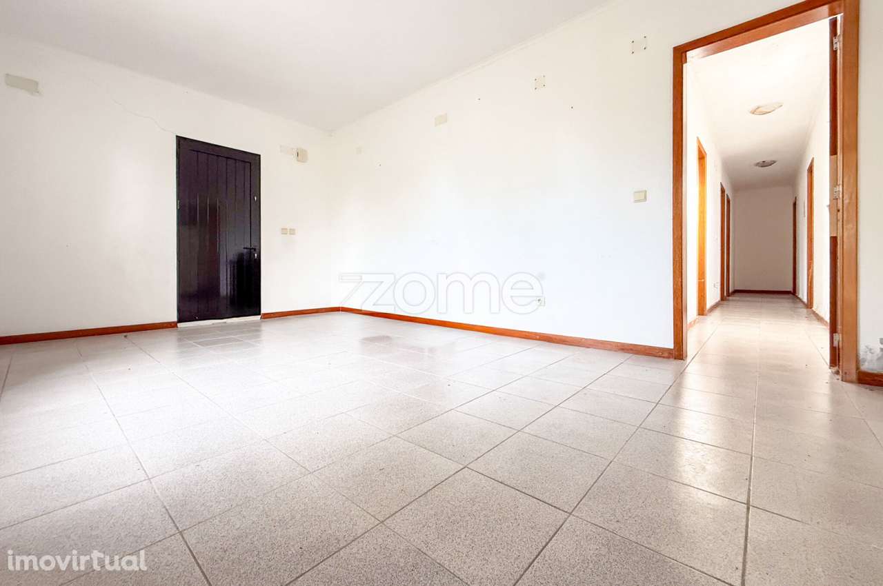 Moradia T4 implantada num terreno urbano com 3.064 - Grande imagem: 5/23