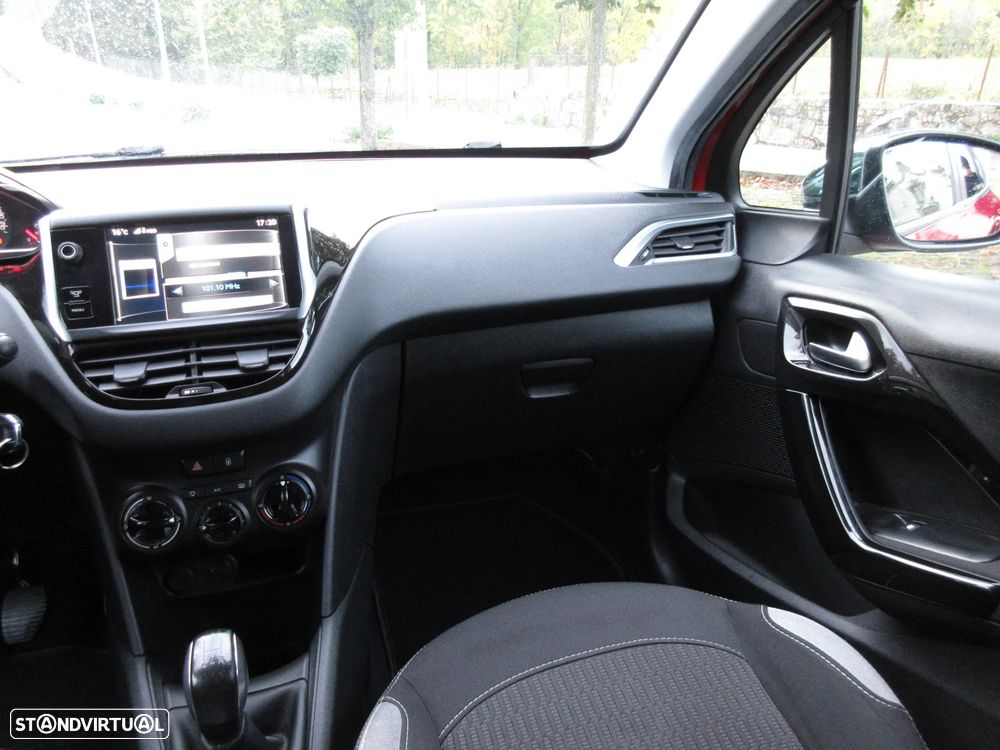 Peugeot 208 1.2 VTi SE Style - 32