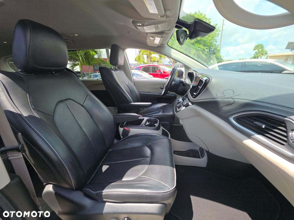 Chrysler Pacifica - 11