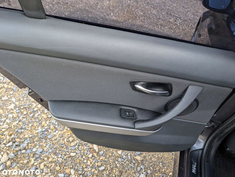 BMW Seria 3 318d - 25