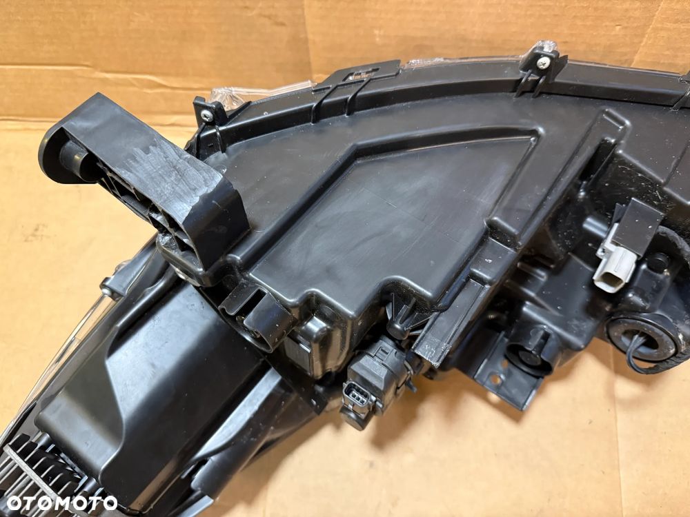 Lampa prawa Toyota Corolla Cross 2022- OE - 8